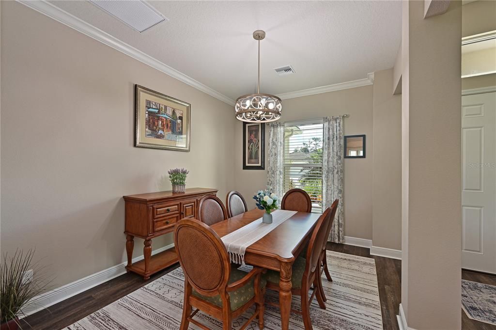 Activo con contrato: $595,000 (4 camas, 2 baños, 2388 Pies cuadrados)