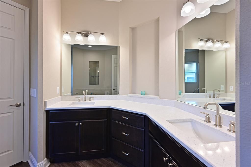 Activo con contrato: $595,000 (4 camas, 2 baños, 2388 Pies cuadrados)