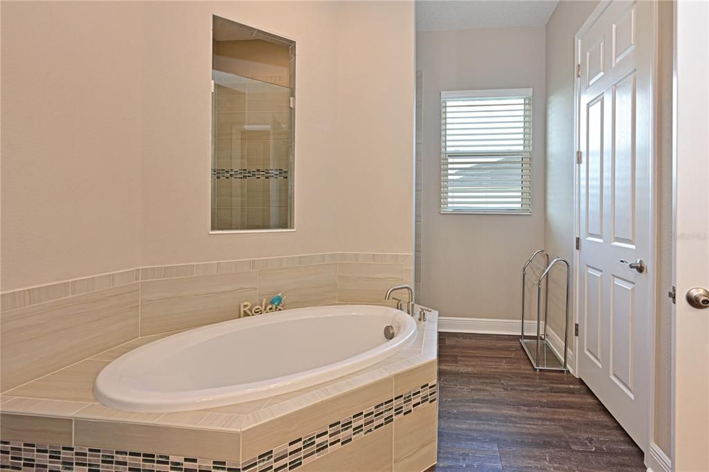 Activo con contrato: $595,000 (4 camas, 2 baños, 2388 Pies cuadrados)