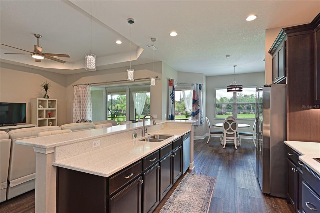 Activo con contrato: $595,000 (4 camas, 2 baños, 2388 Pies cuadrados)