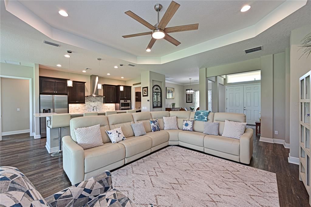 Activo con contrato: $595,000 (4 camas, 2 baños, 2388 Pies cuadrados)