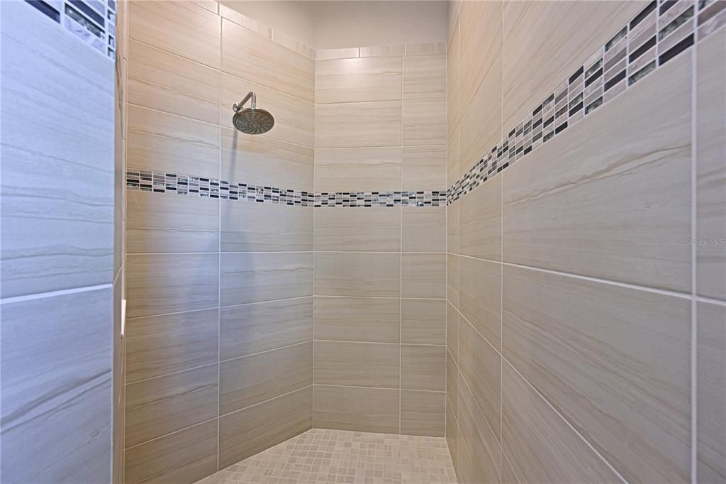 Activo con contrato: $595,000 (4 camas, 2 baños, 2388 Pies cuadrados)