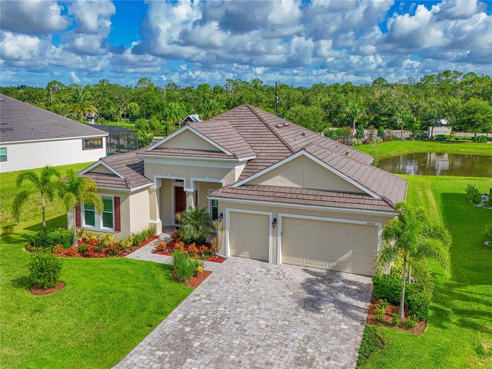 Activo con contrato: $595,000 (4 camas, 2 baños, 2388 Pies cuadrados)