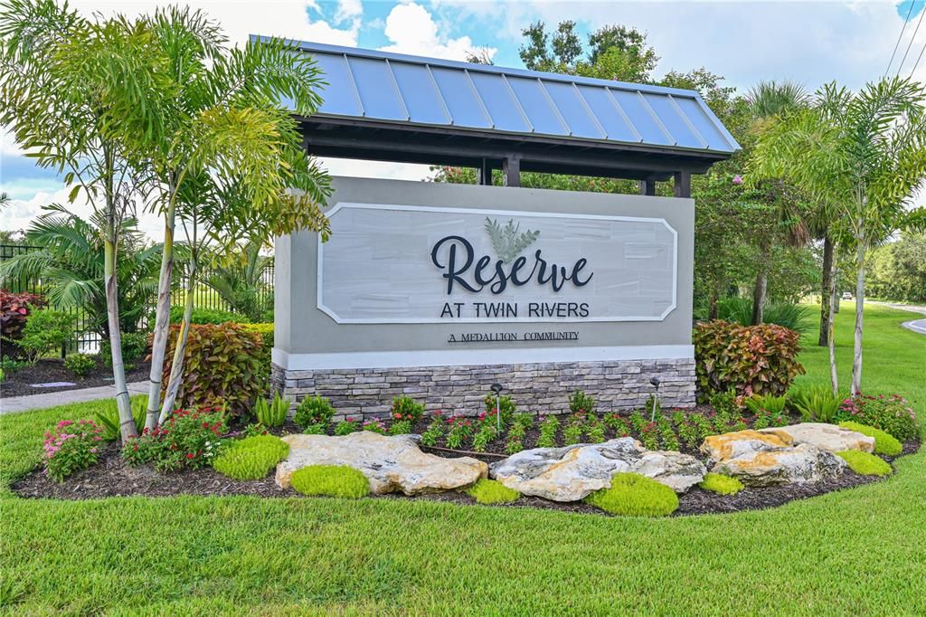 Activo con contrato: $595,000 (4 camas, 2 baños, 2388 Pies cuadrados)