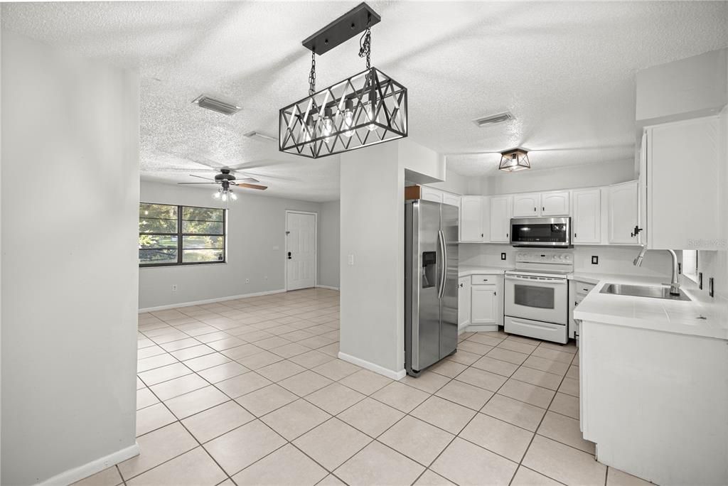 Под контрактом: $216,000 (3 спален, 2 ванн, 1176 Квадратных фут)