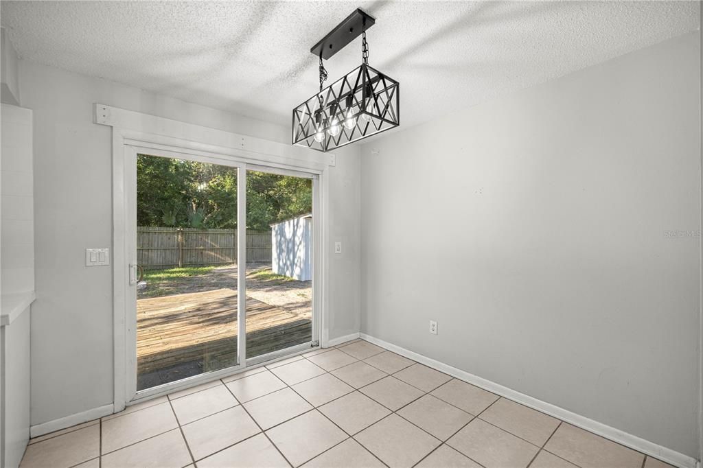 Под контрактом: $216,000 (3 спален, 2 ванн, 1176 Квадратных фут)