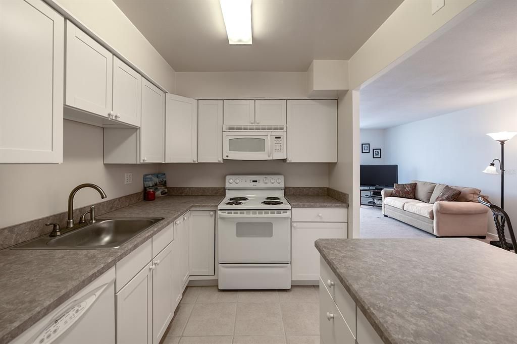 待售: $199,999 (1 贝兹, 1 浴室, 796 平方英尺)