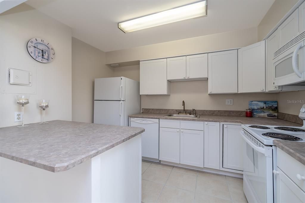 待售: $199,999 (1 贝兹, 1 浴室, 796 平方英尺)