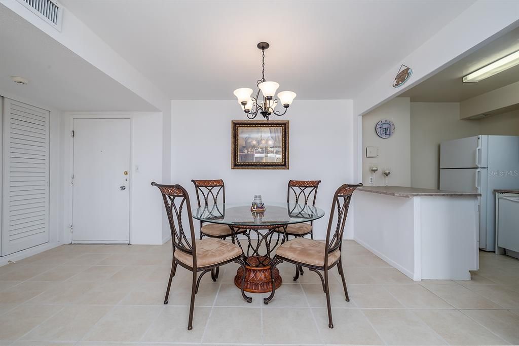 待售: $199,999 (1 贝兹, 1 浴室, 796 平方英尺)