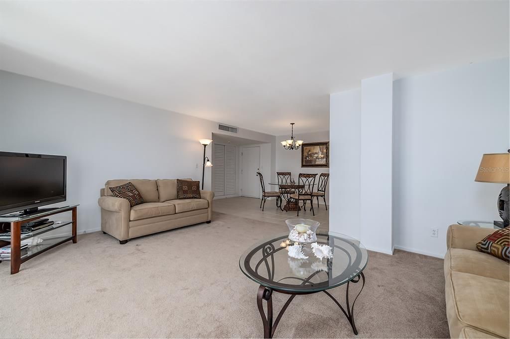 待售: $199,999 (1 贝兹, 1 浴室, 796 平方英尺)