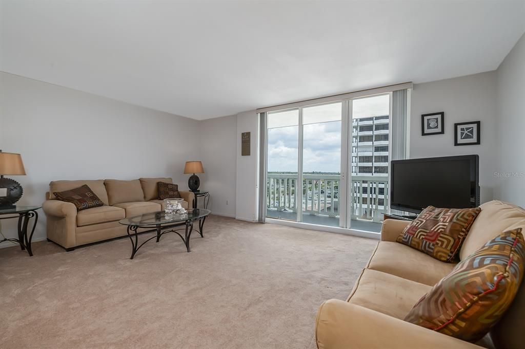 待售: $199,999 (1 贝兹, 1 浴室, 796 平方英尺)