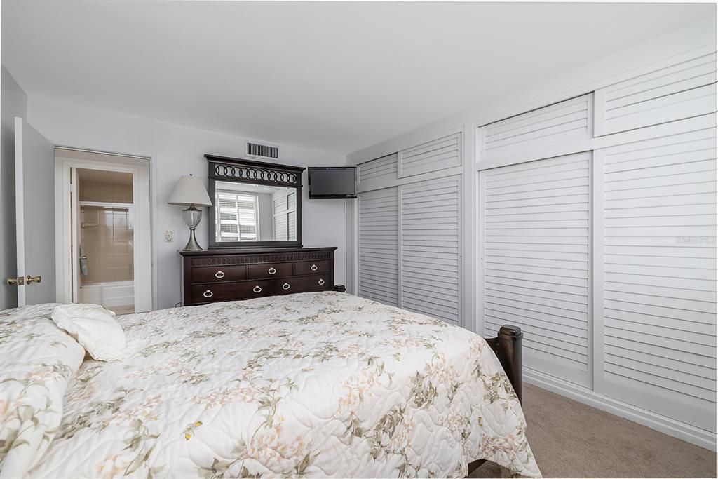 待售: $199,999 (1 贝兹, 1 浴室, 796 平方英尺)