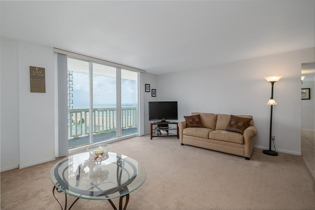 待售: $199,999 (1 贝兹, 1 浴室, 796 平方英尺)