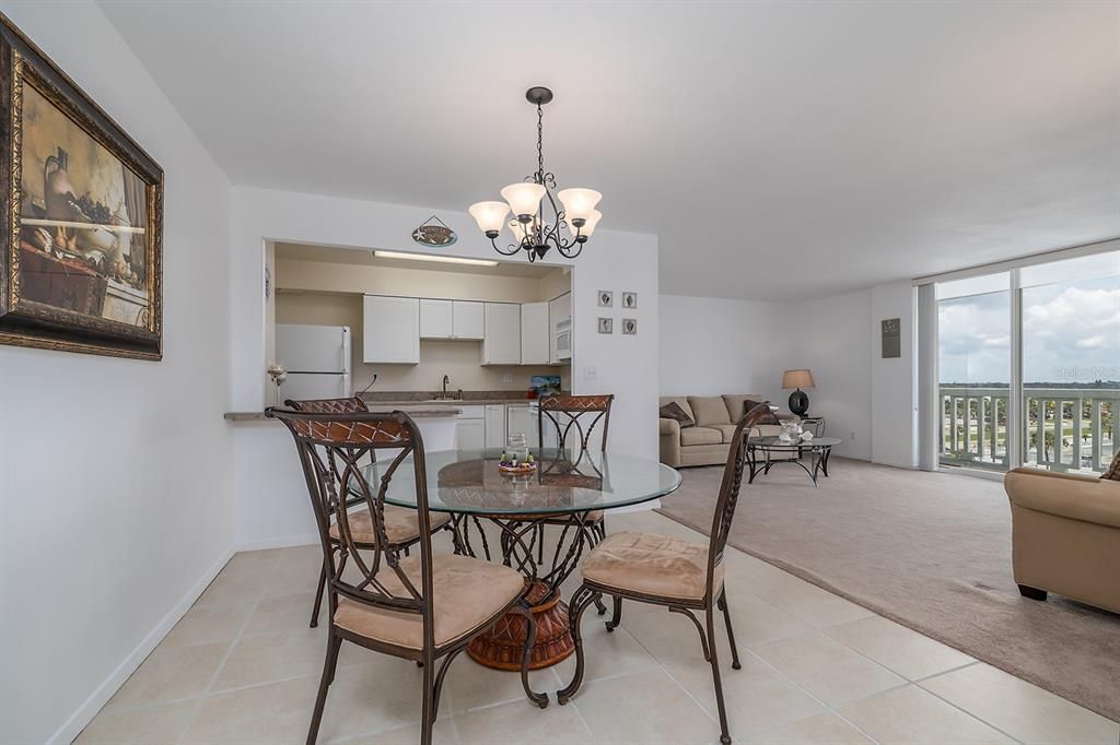 待售: $199,999 (1 贝兹, 1 浴室, 796 平方英尺)