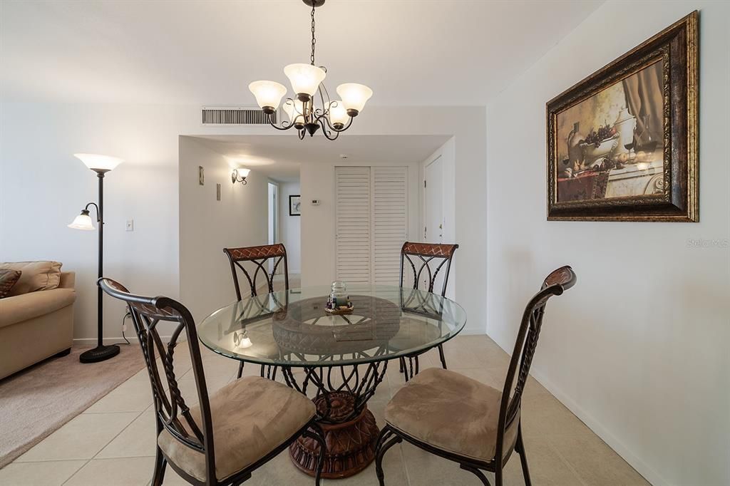 待售: $199,999 (1 贝兹, 1 浴室, 796 平方英尺)