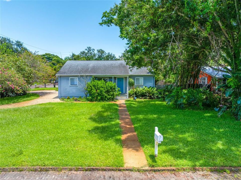 Active With Contract: $2,800 (3 beds, 2 baths, 1150 Square Feet)