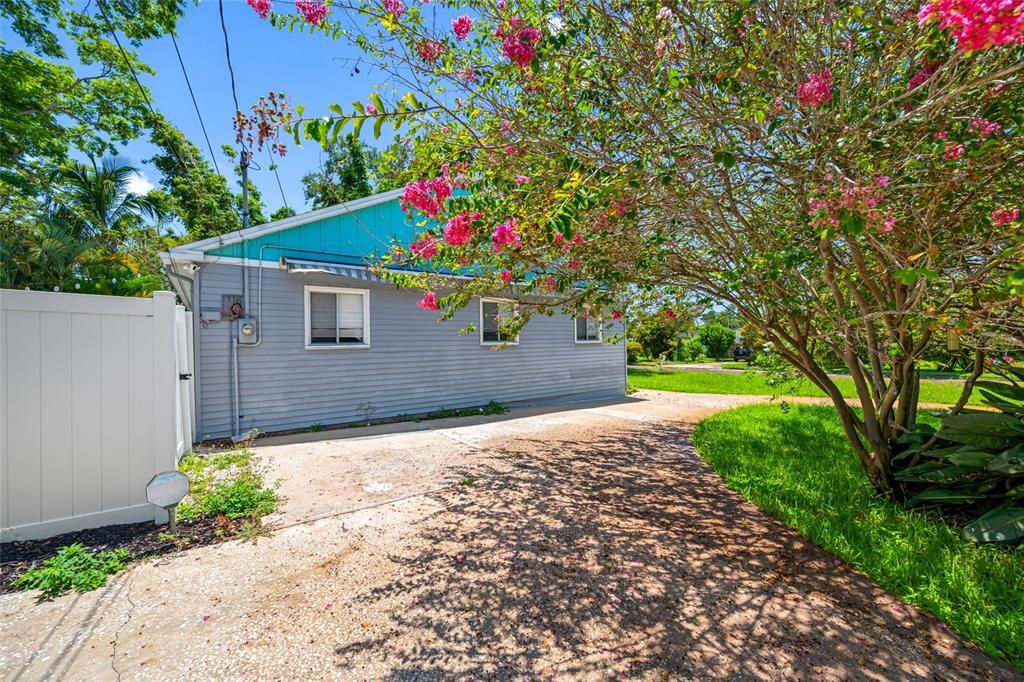 Active With Contract: $2,800 (3 beds, 2 baths, 1150 Square Feet)