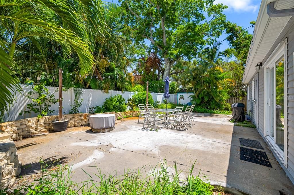 Active With Contract: $2,800 (3 beds, 2 baths, 1150 Square Feet)