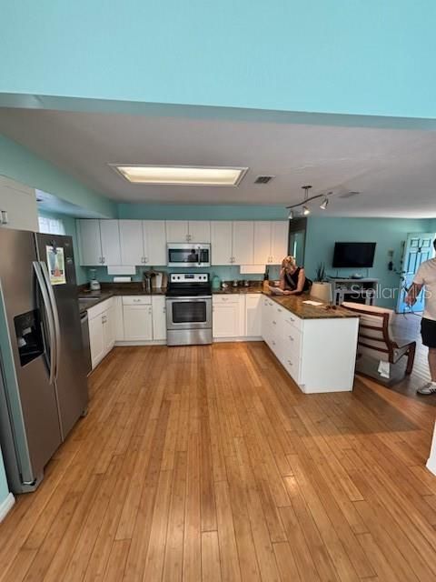 Active With Contract: $2,800 (3 beds, 2 baths, 1150 Square Feet)