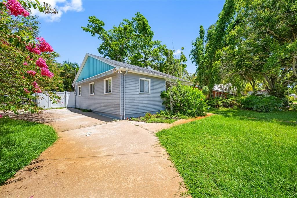 Active With Contract: $2,800 (3 beds, 2 baths, 1150 Square Feet)