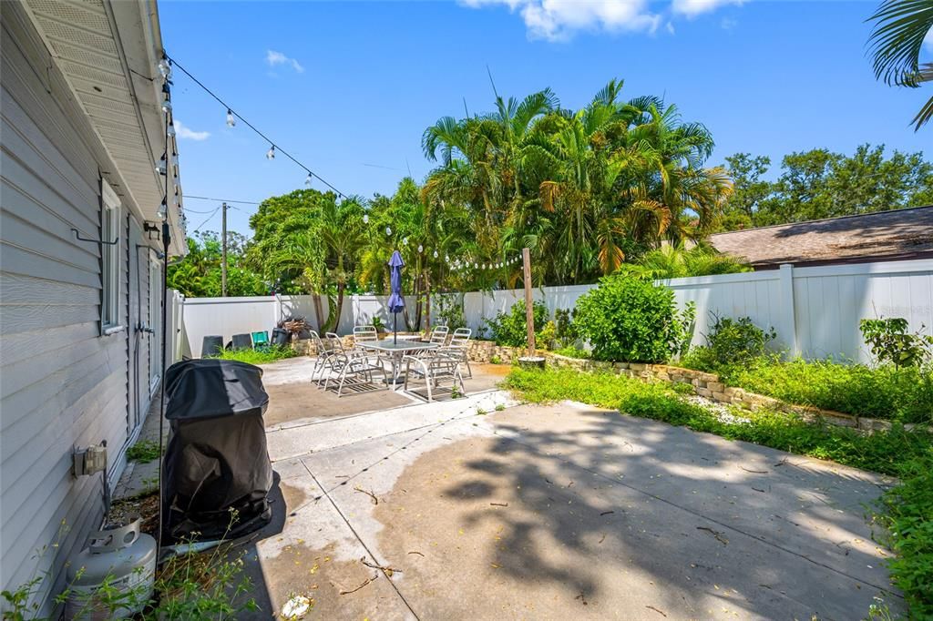 Active With Contract: $2,800 (3 beds, 2 baths, 1150 Square Feet)