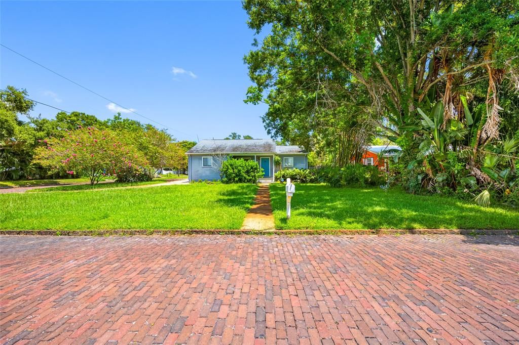 Active With Contract: $2,800 (3 beds, 2 baths, 1150 Square Feet)