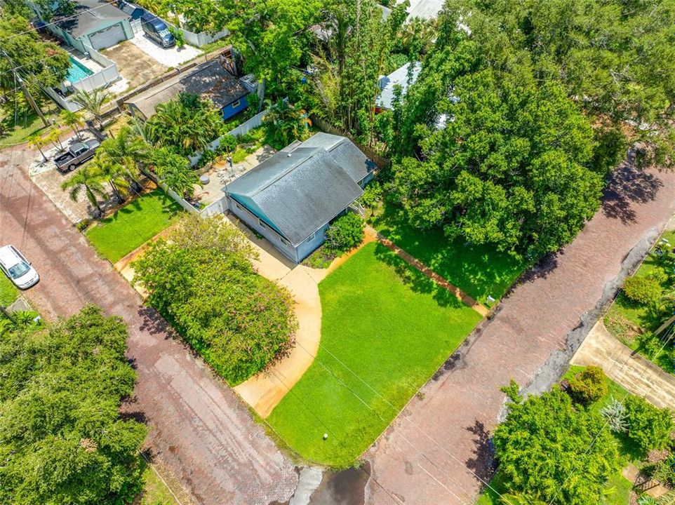 Active With Contract: $2,800 (3 beds, 2 baths, 1150 Square Feet)