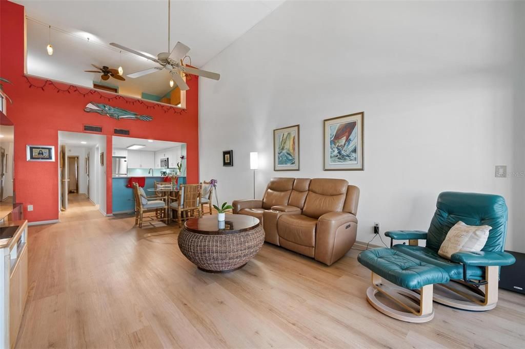 待售: $799,000 (2 贝兹, 2 浴室, 1349 平方英尺)