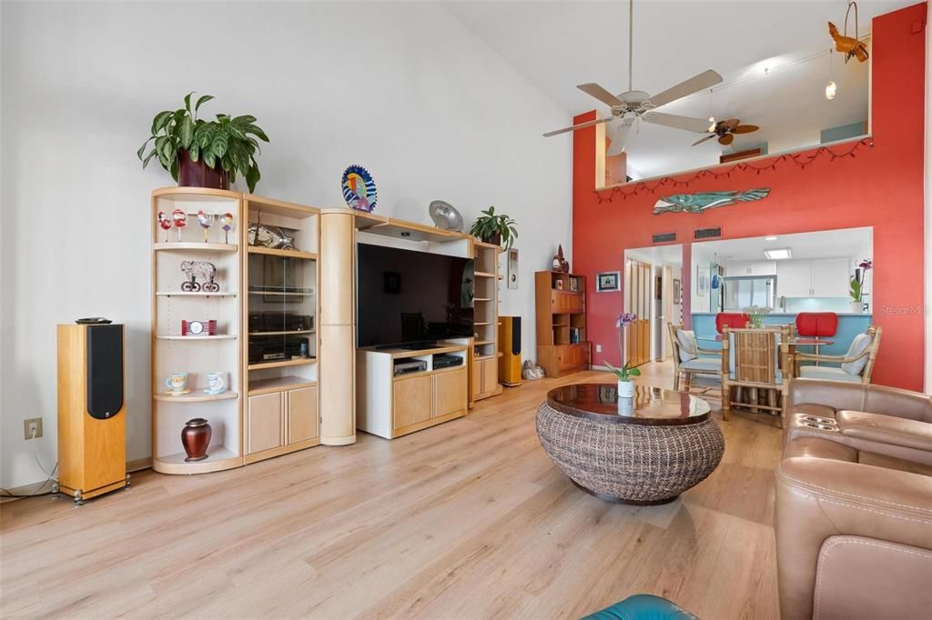 待售: $799,000 (2 贝兹, 2 浴室, 1349 平方英尺)