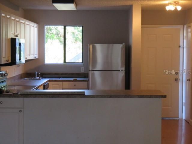 Active With Contract: $1,350 (2 beds, 2 baths, 936 Square Feet)