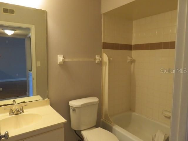 Active With Contract: $1,350 (2 beds, 2 baths, 936 Square Feet)