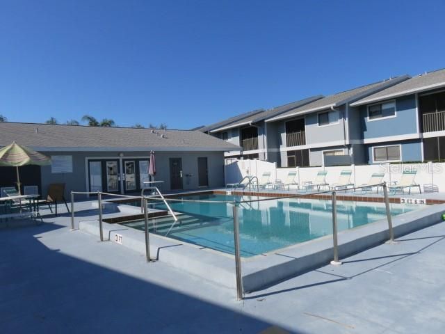 Active With Contract: $1,350 (2 beds, 2 baths, 936 Square Feet)