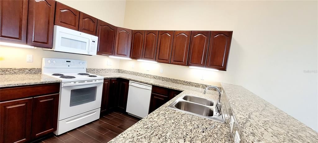 Active With Contract: $212,000 (3 beds, 3 baths, 1633 Square Feet)