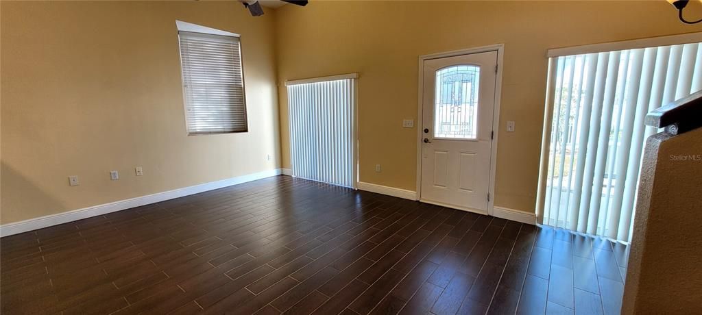 Active With Contract: $212,000 (3 beds, 3 baths, 1633 Square Feet)