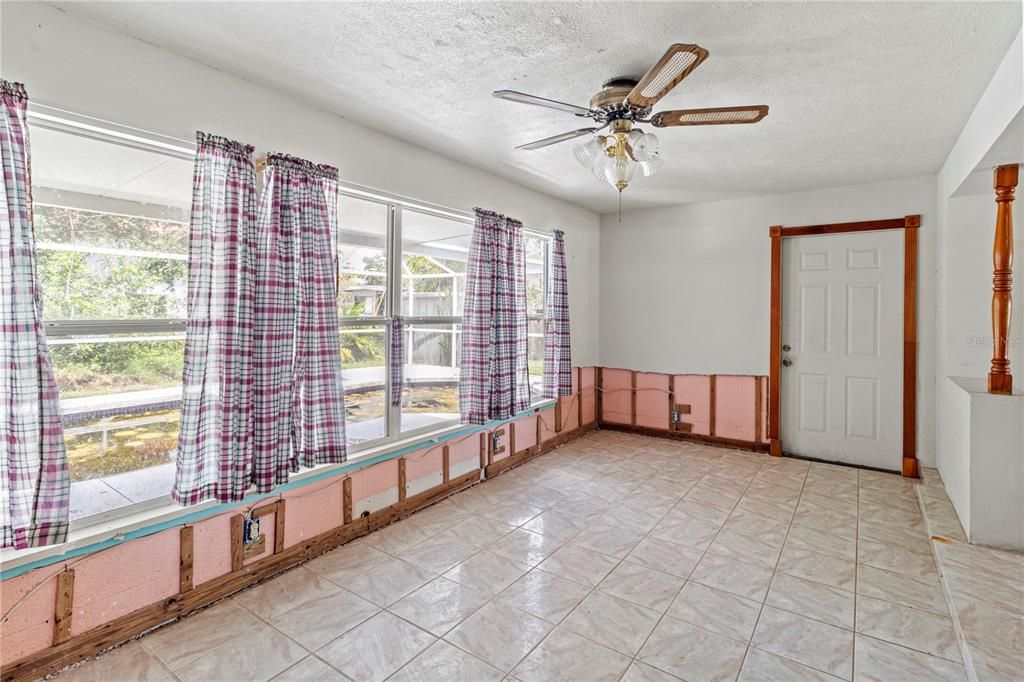 待售: $260,000 (3 贝兹, 1 浴室, 1525 平方英尺)