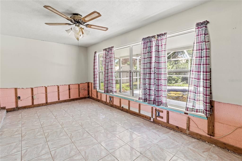 待售: $260,000 (3 贝兹, 1 浴室, 1525 平方英尺)