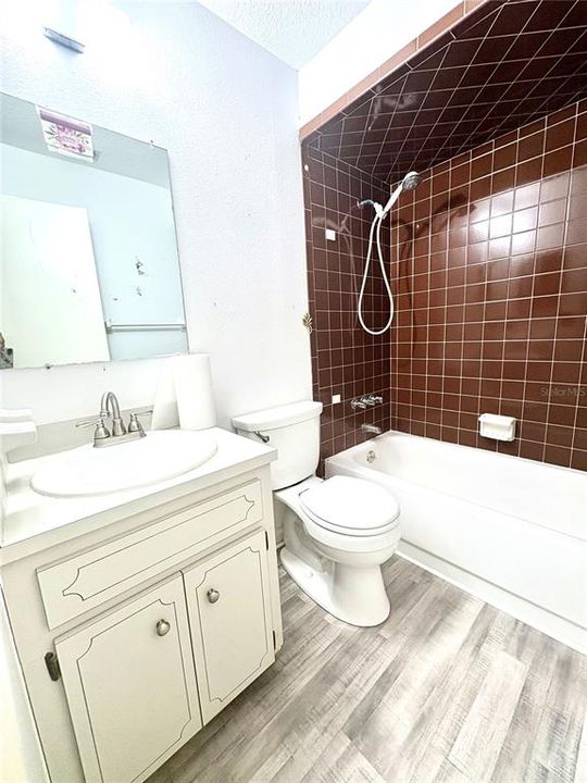 Activo con contrato: $239,000 (3 camas, 2 baños, 1107 Pies cuadrados)