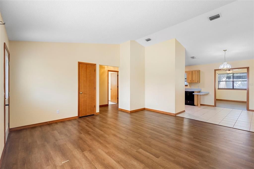For Sale: $314,500 (3 beds, 2 baths, 1369 Square Feet)