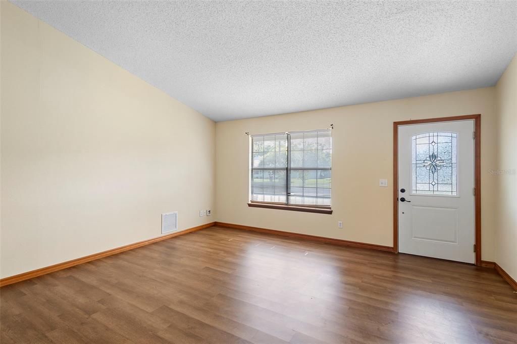 For Sale: $314,500 (3 beds, 2 baths, 1369 Square Feet)