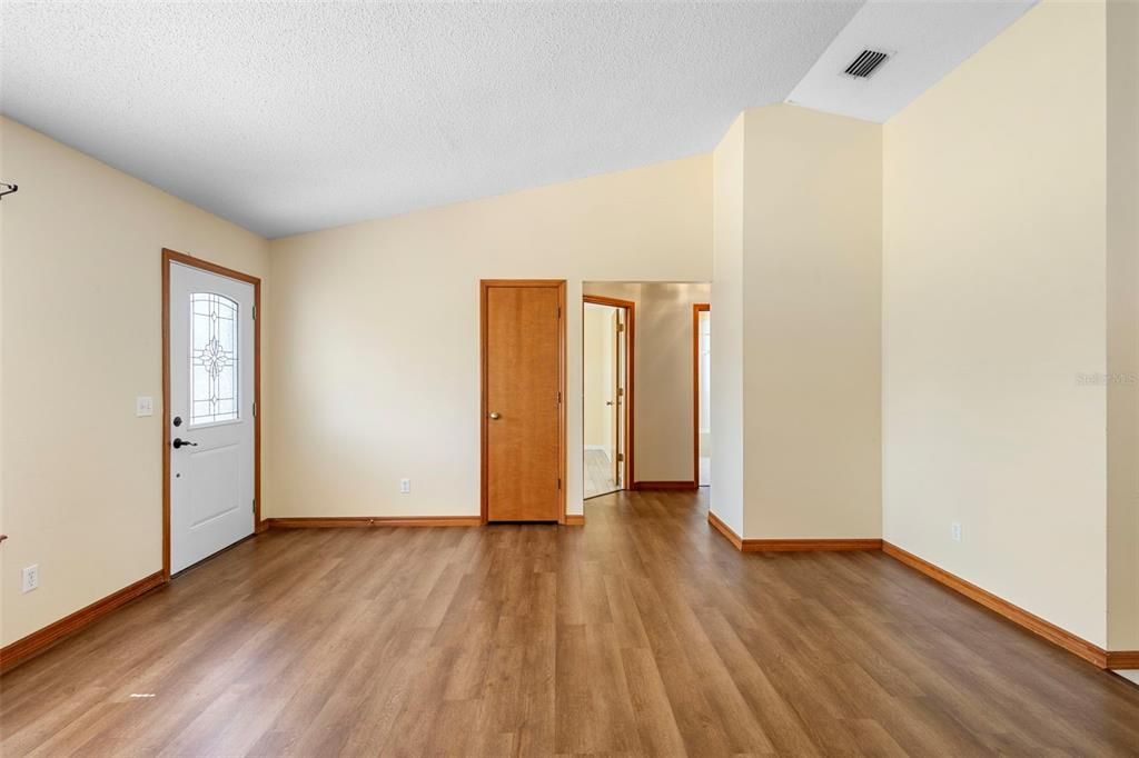 For Sale: $314,500 (3 beds, 2 baths, 1369 Square Feet)