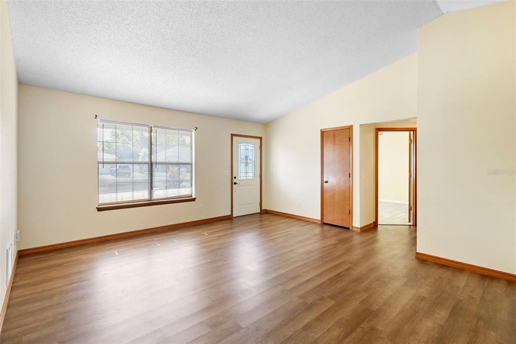 For Sale: $314,500 (3 beds, 2 baths, 1369 Square Feet)