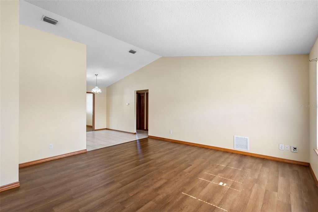 For Sale: $314,500 (3 beds, 2 baths, 1369 Square Feet)