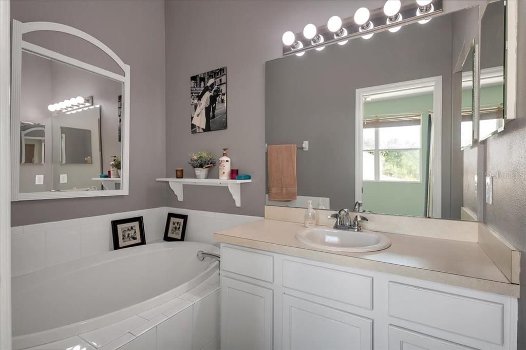 На продажу: $289,900 (3 спален, 2 ванн, 1378 Квадратных фут)