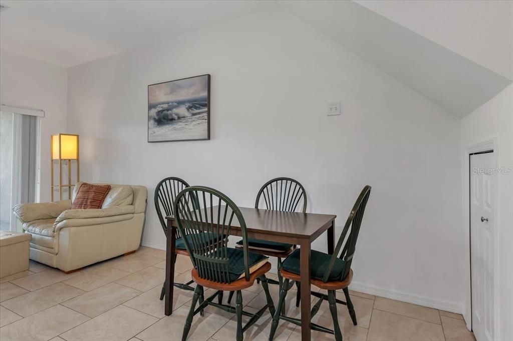 На продажу: $289,900 (3 спален, 2 ванн, 1378 Квадратных фут)