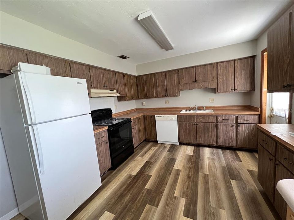 Active With Contract: $249,000 (3 beds, 2 baths, 1954 Square Feet)