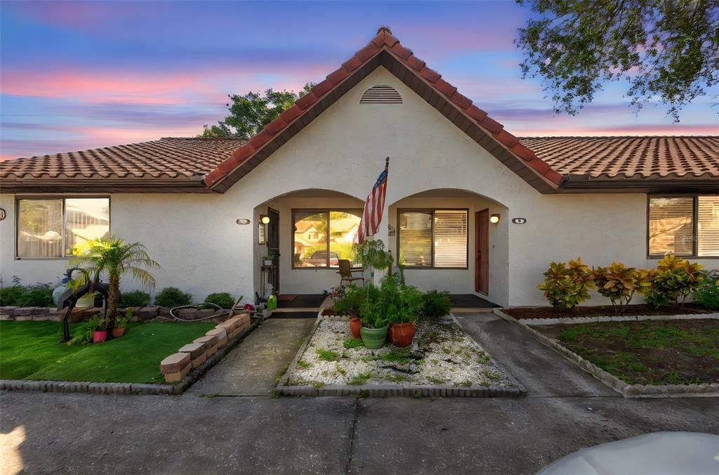 For Sale: $205,000 (2 beds, 2 baths, 992 Square Feet)