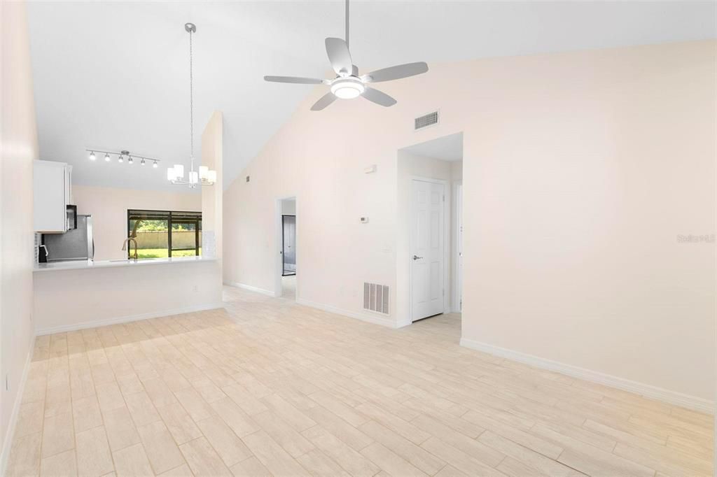 For Sale: $205,000 (2 beds, 2 baths, 992 Square Feet)