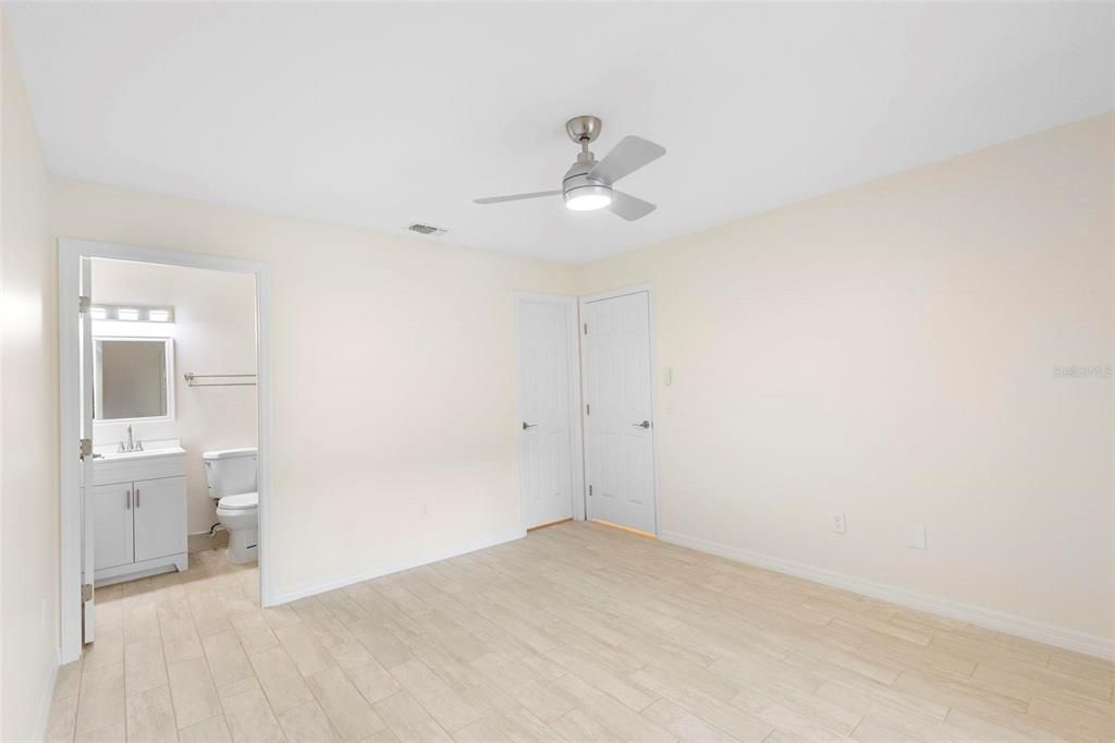 For Sale: $205,000 (2 beds, 2 baths, 992 Square Feet)