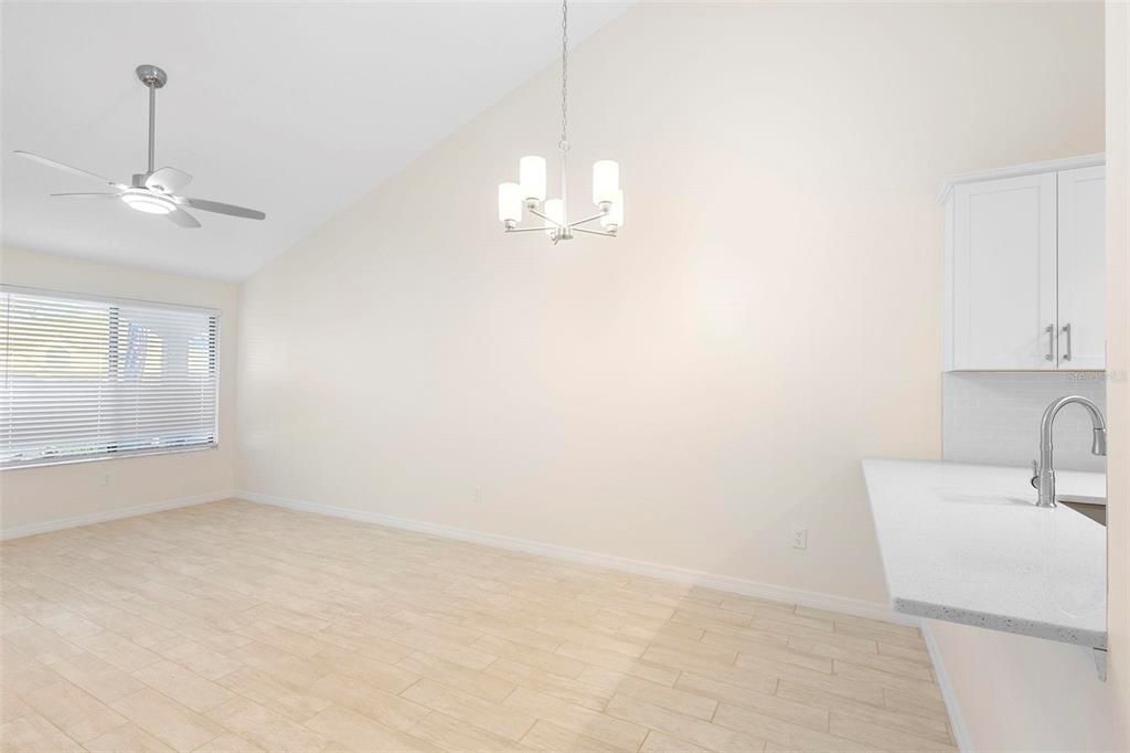 For Sale: $205,000 (2 beds, 2 baths, 992 Square Feet)