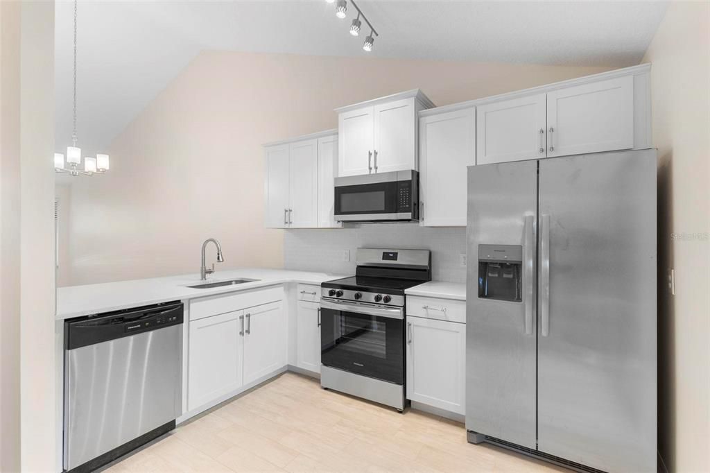 For Sale: $205,000 (2 beds, 2 baths, 992 Square Feet)